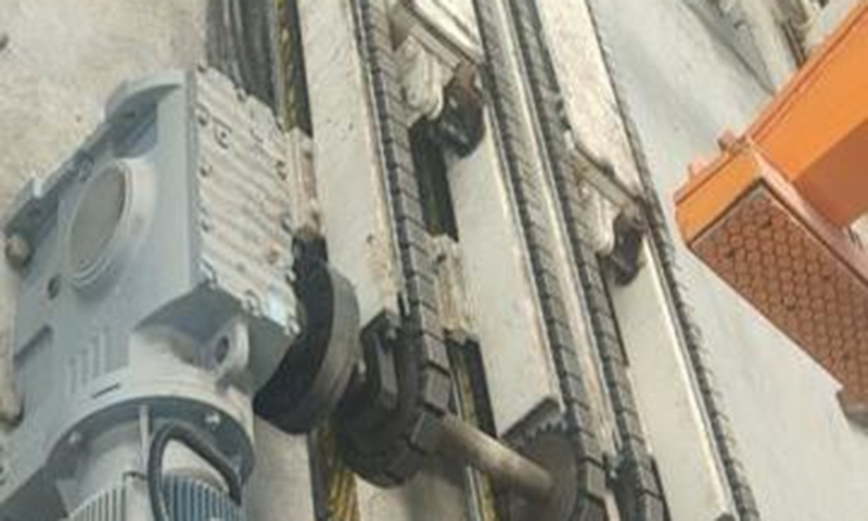 Dispozitiv de ridicare a blocului